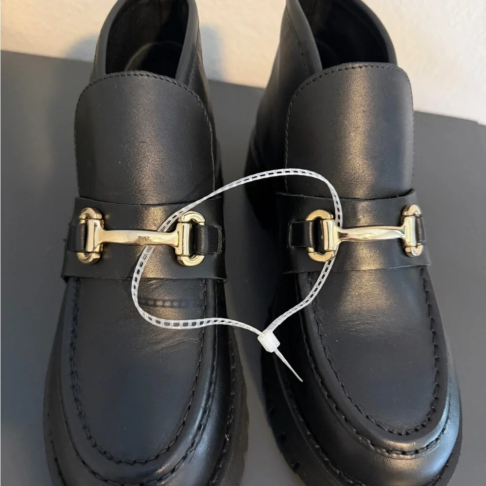 NWT Steve Madden Black Leather Lug Sole Loafers with Gold Bit Sz 8